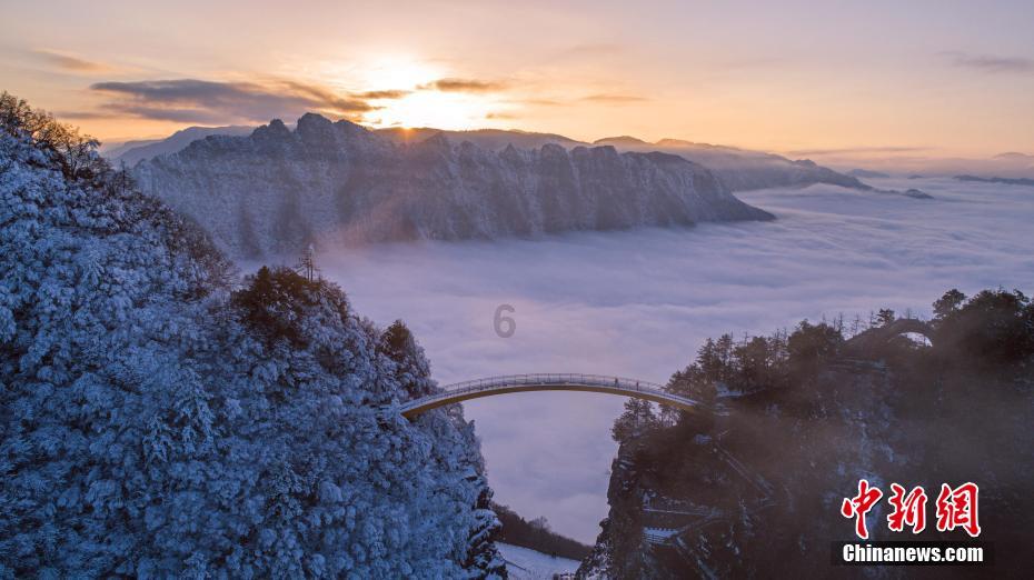 夕阳西下，父与子相伴的温馨画面，令人不禁泪目