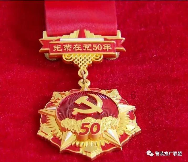 维扬开发区|朱塘社区:“巧手编制年宵花 欢欢喜喜迎新年”冬青门挂DIY活动